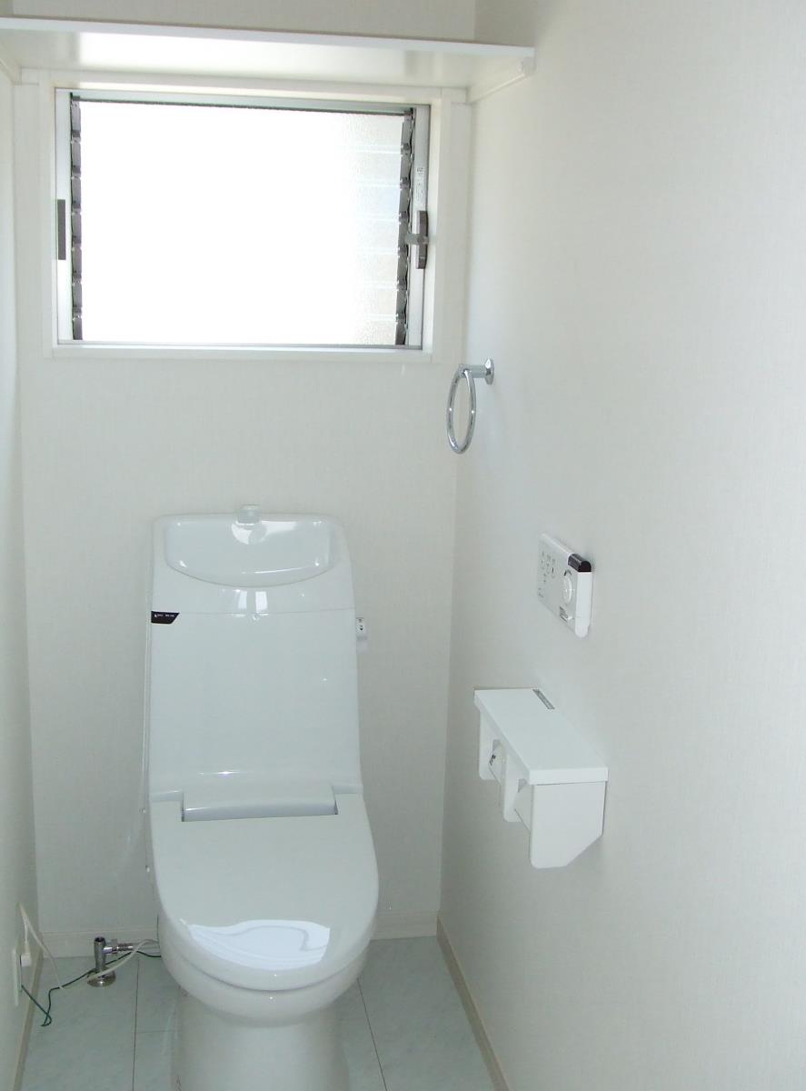 ２階のトイレはホワイトで